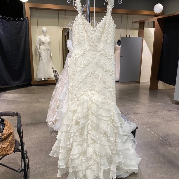 Wedding dress - Picture 2 of 6